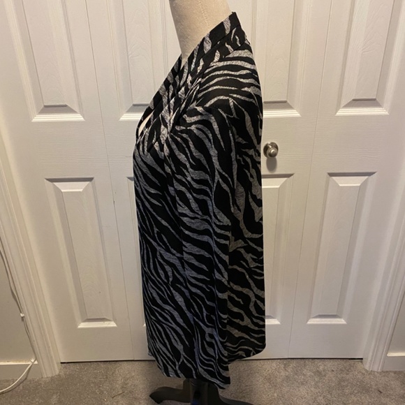 Women’s Size S zebra open cardigan - Picture 3 of 6